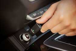 QUAD LOCK - QUADLOCK KABLOSUZ APPLE CARPLAY VE ANDROID AUTO ADAPTÖRÜ (1)